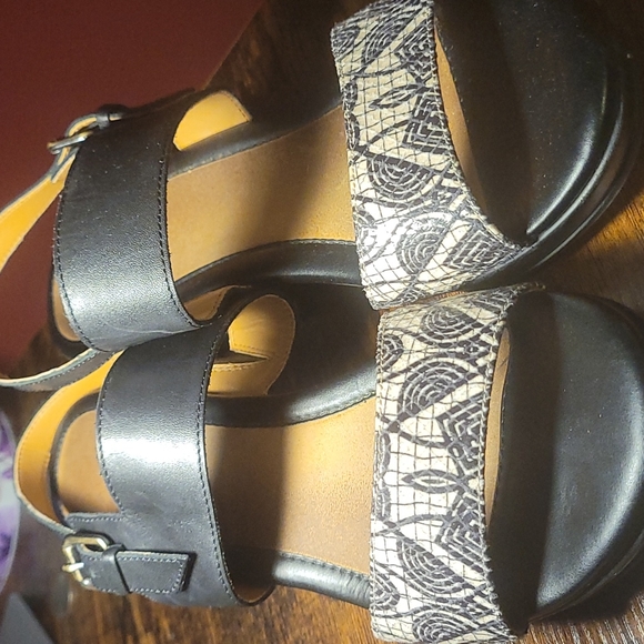 Like new naturalizer sandals - Picture 1 of 3